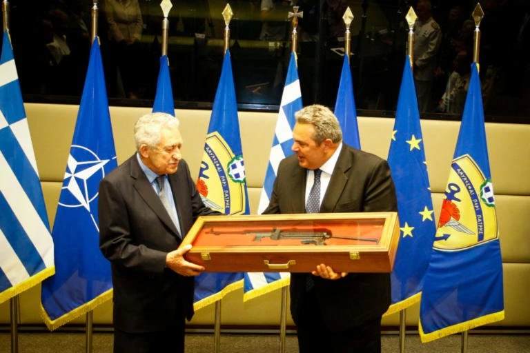 Το αποχαιρετιστήριο δώρο του Καμμένου στον Κουβέλη που προκάλεσε…αμηχανία (εικόνα)